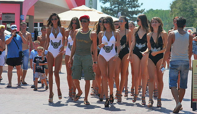 Radu Mazăre, alături de mai multe tinere, a făcut repetiţii pentru carnavalul din Mamaia