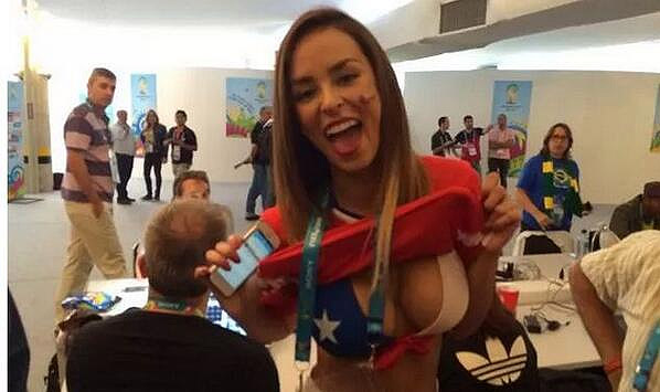 O jurnalista chiliana si-a dat jos tricoul dupa golul lui Alexis