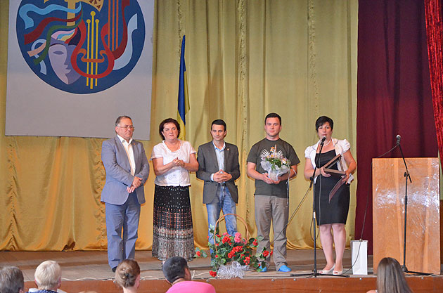 Plachetă şi diplomă de excelenţă directoarei Şcolii din Velyateno