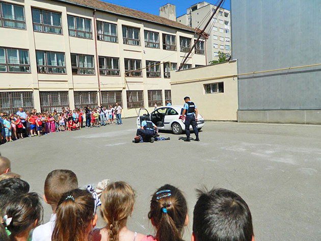 Exerciţii demonstrative ale jandarmilor la Şcoala “Avram Iancu”