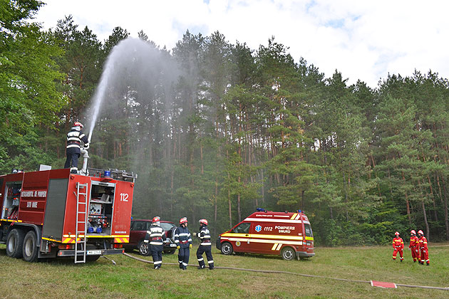 Incendiu de proporţii şi explozii la Crucişor