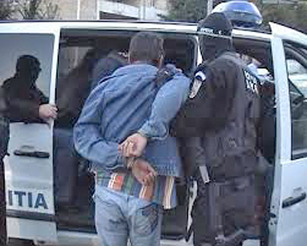Hoţi cu opt furturi la activ, prinşi de poliţişti