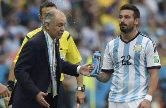 Cu ce se ocupă argentinianul Lavezzi în pauzele de hidratare