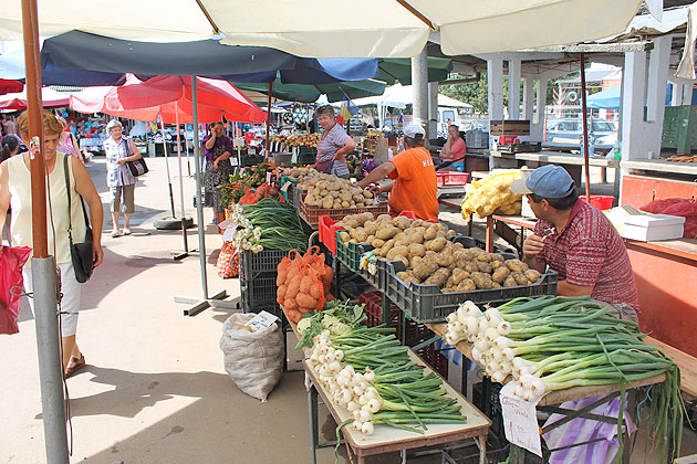 Pieţele îşi pierd clienţii în favoarea  supermarket-urilor