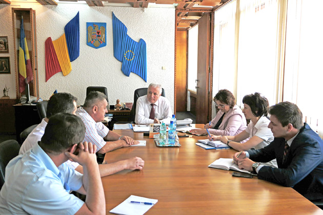 Şedinţe săptămânale la Prefectură cu directorii de instituţii