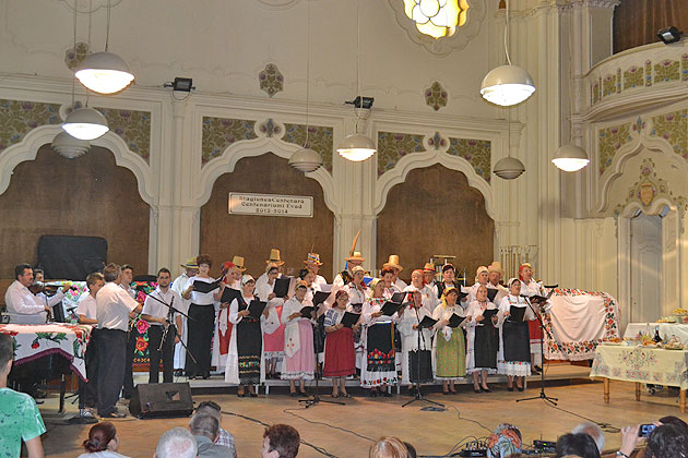 Spectacolul “Tradiţii şi generaţii” al pensionarilor sătmăreni