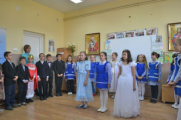 “Ştafeta poveştilor”, predată elevilor din Doba