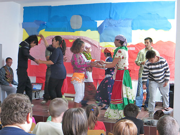 Spectacol dedicat tradiţiilor rome al tinerilor fără adăpost