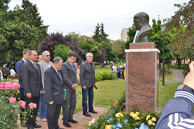 Lansare de carte şi depuneri de coroane la bustul lui Taras Şevcenko