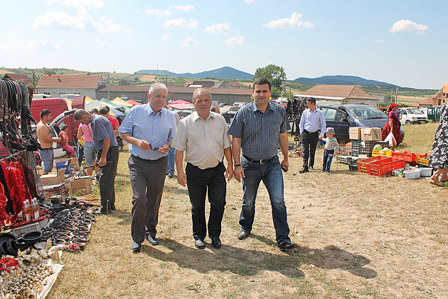 Prefectul Eugeniu Avram a vizitat ieri târgul de ţară din comuna Turţ