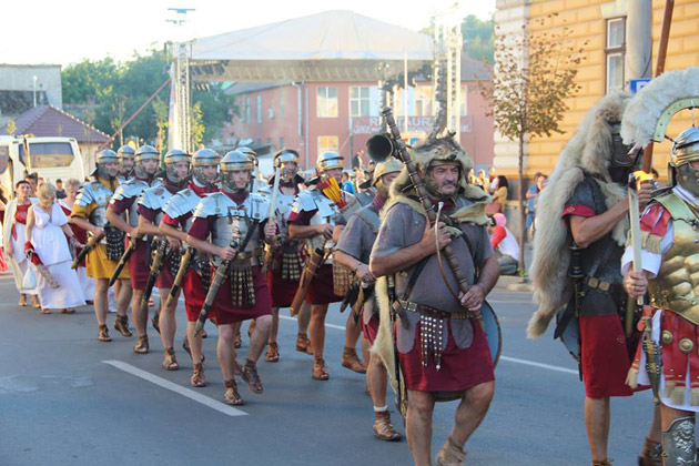 Romani, daci, barbari și gladiatori, fac demonstrații de luptă la Zalău