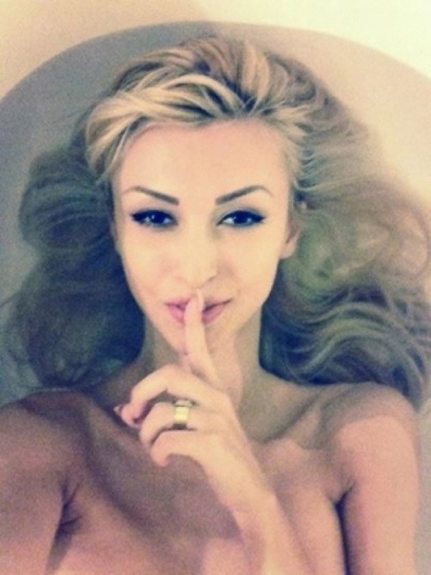 Andreea Bălan, goală în cadă!