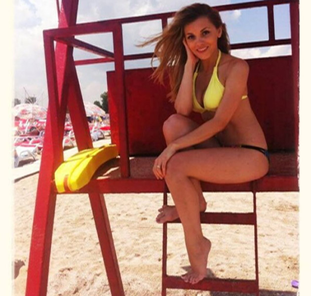 Cat de bine arata sotia lui Cabral in costum de baie