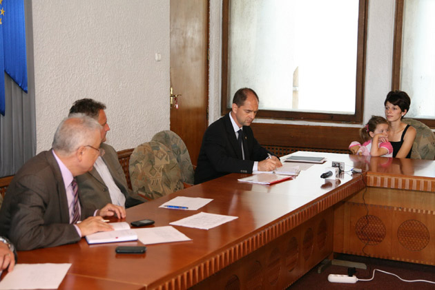 Prefectul Avram, ultima soluţie pentru zeci de sătmăreni