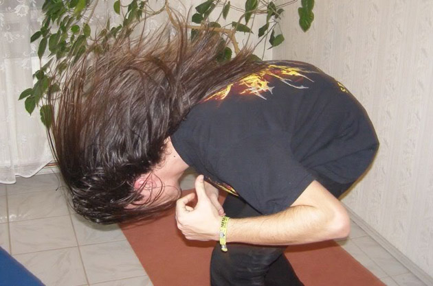 Headbanging-ul, mişcarea violentă a capului specifică dansului rock, poate provoca hematoame