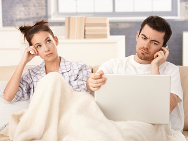 Bărbaţii trecuţi de 39 de ani devin invizibili pentru femeile mai tinere