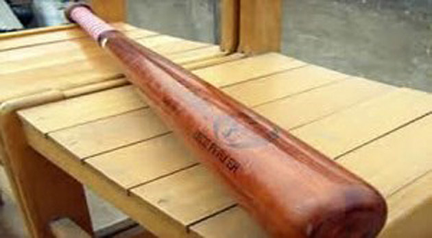 Lovit în cap cu o bâtă