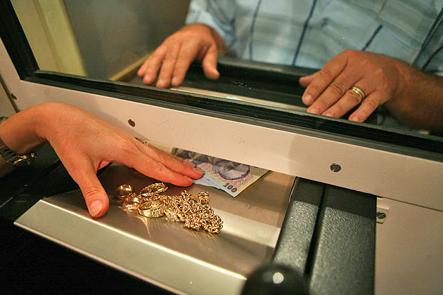 Sătmărenii nu mai au ce amaneta