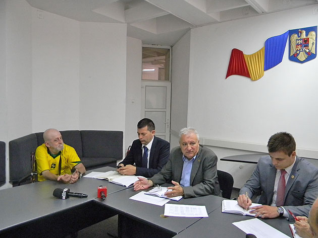 Persoanele cu handicap, “încarcerate” în blocuri