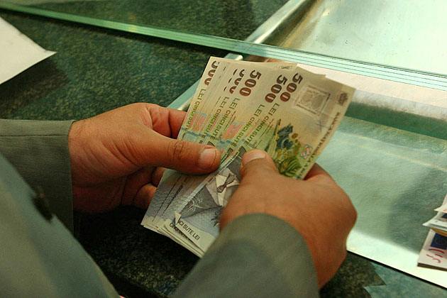 Sătmărenii îşi recapătă încrederea în moneda naţională