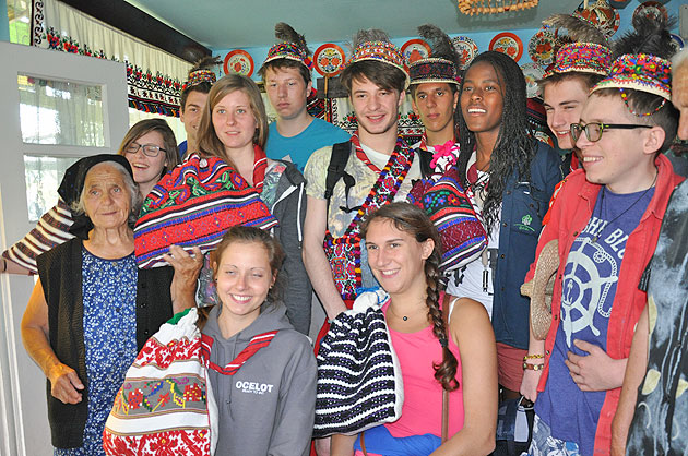 Cercetaşi din Belgia muncesc şi se distrează în Ţara Oaşului