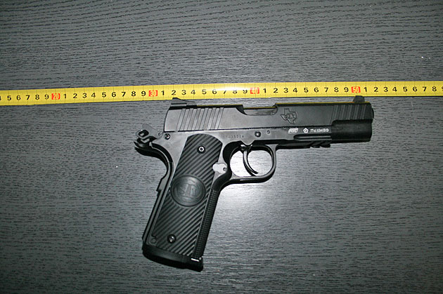 Bătrână depistată cu un pistol cu aer comprimat