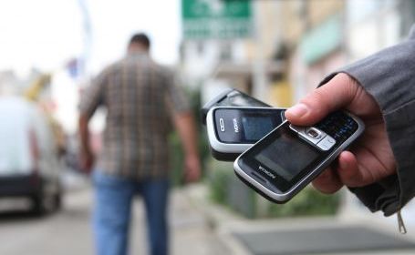 Hoţi de telefoane mobile, prinşi de poliţişti