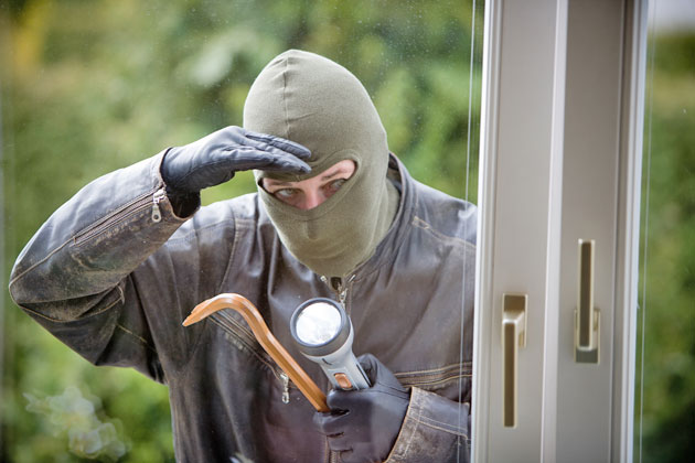 Octogenară prădată de  un hoţ la Tarna Mare