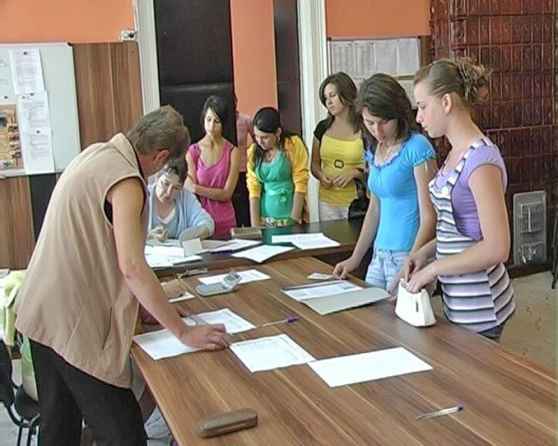 Aproape 2.000 de absolvenţi de gimnaziu s-au înscris la liceu