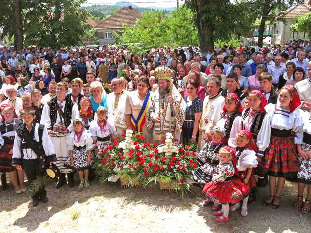 Pictura interioară a bisericii din Tarna Mare, sfinţită de PS Iustin Sigheteanu