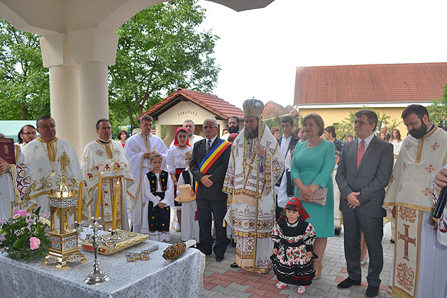 PS Iustin Sigheteanul a sfinţit bisericile din Vama şi Măriuş