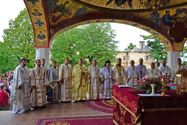 Zeci de mii de credincioşi la hramul Mănăstirii Bixad