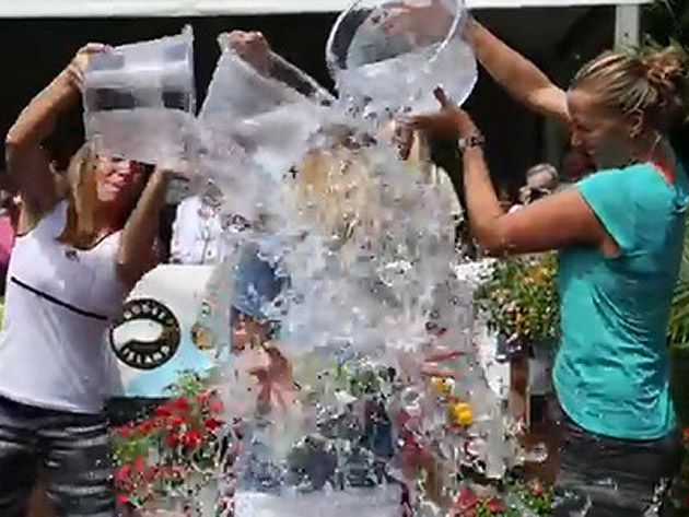 Halep i-a turnat apă pe cap directorului turneului de la New Haven, în cadrul unei campanii umanitare