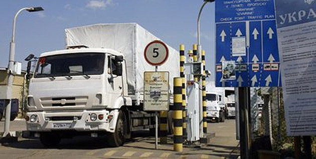 Moscova dezminte că vehicule din convoiul rus ar fi preluat echipamente militare din Ucraina