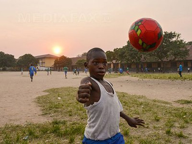 Oamenii de ştiinţă britanici susţin că lovirea mingii cu capul este periculoasă pentru copii