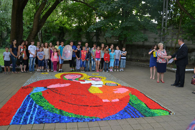 Icoana Maicii Domnului, realizată din 50.000 de capace de pet-uri