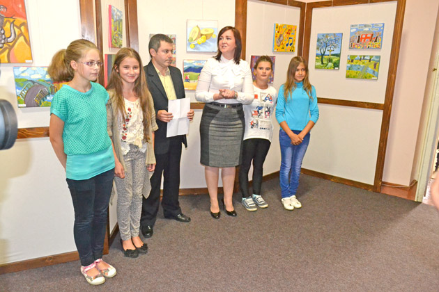 Elevii din Crucişor expun la Biblioteca Judeţeană