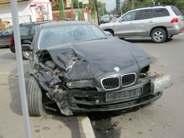 Bărbat cercetat pentru distrugerea unui BMW