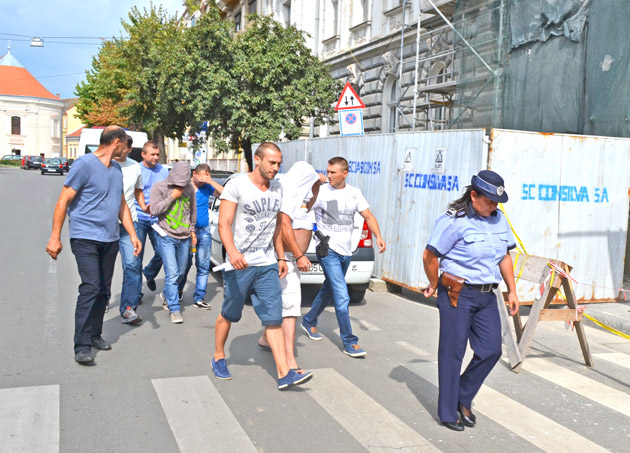 Traficanţii de droguri din Carei rămân în arest