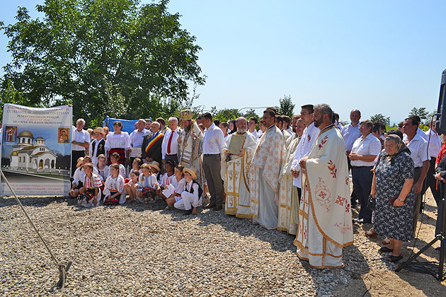 PS Iustin Sigheteanul a pus piatra de temelie a noii biserici din Petin 8Numeroşi localnici au asistat la slujba oficiată de episcopul-vicar al Maramureşului şi Sătmarului