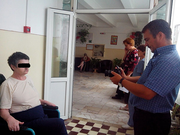 Romii, abonaţi la cărţi de identitate provizorii