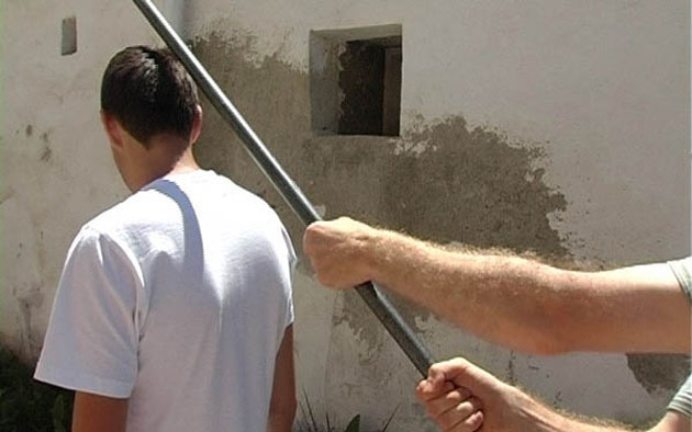 La un pas să-şi omoare vecinul în bătaie