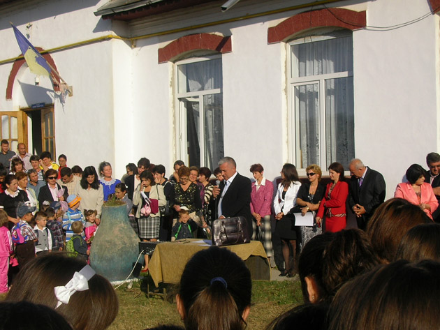 Anul şcolar începe fără manuale la clasele mici, dar cu obligaţii pentru profesori şi elevi