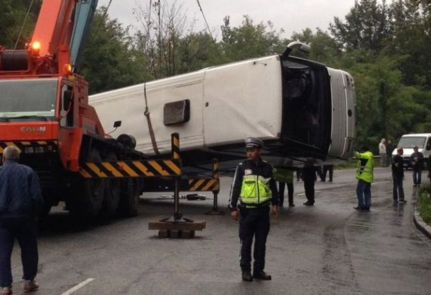ACCIDENT grav în Bulgaria: Un român a murit, iar cinci sunt răniţi grav după ce un autocar s-a răsturnat. Trei elicoptere vor aduce în ţară şase răniţi