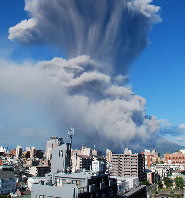 Un mort şi 30 de răniţi, după ce un vulcan din Japonia a intrat în erupţie