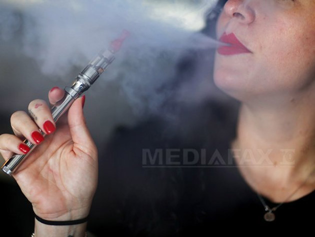 Ţigările electronice favorizează dependenţa de nicotină şi sunt inutile în renunţarea la fumat