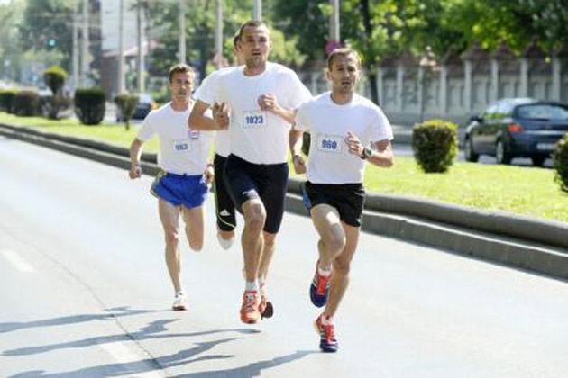 Circa 6.000 de pași zilnic împotriva artrozei genunchiului