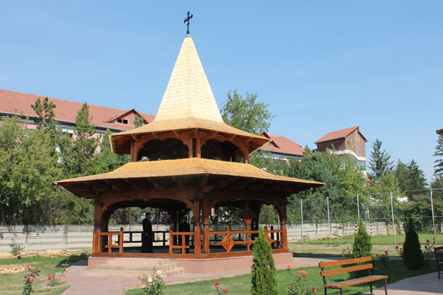 PS Iustin va sfinţi altarul de vară de la Liceul Ortodox