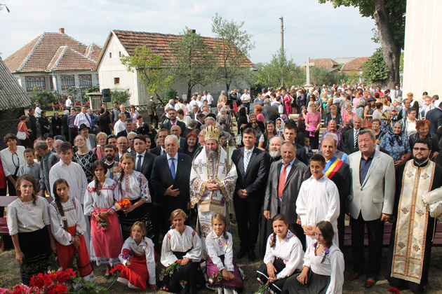 Biserica şi Monumentul Eroilor, resfinţite de PS Iustin Sigheteanul