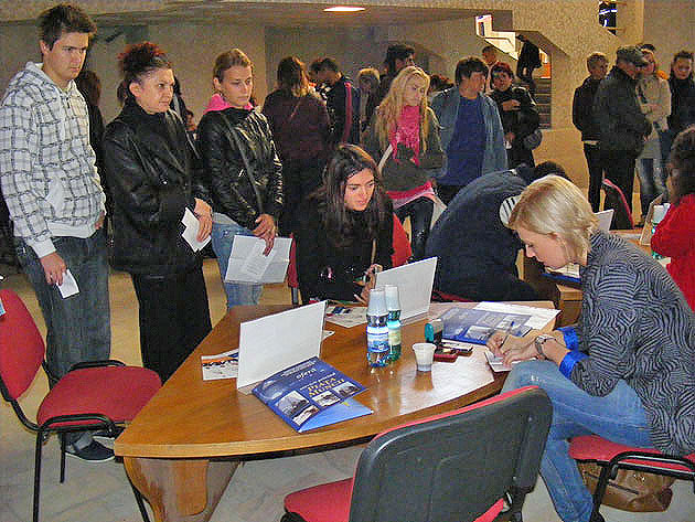 Peste 300 de job-uri oferite la Bursa locurilor de muncă pentru absolvenţi